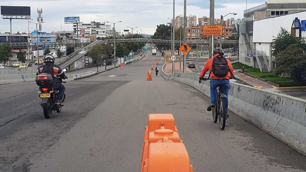 Aménagements cyclables provisoires mise en œuvre à Bogota (Colombie). Source : CEREMA.