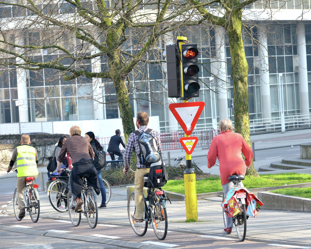 Gand : des cyclistes à proximité d'un feu tricolore équipé d'un cédez-le-passage cycliste au feu. © Copyright Stad Gent - photographe Patrick Henry.