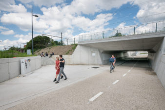 Tunnel vélos de Dampoort destiné à faciliter le passage des piétons et des cyclistes sous la voie ferrée en supprimant ainsi une "coupure urbaine". © Stad Gent - Christophe Vander Eecken