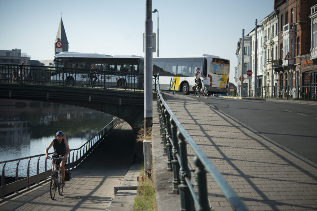 Cyclistes et bus dans les rues de Gand. © Copyright Stad Gent - photographe : Robin De Mol