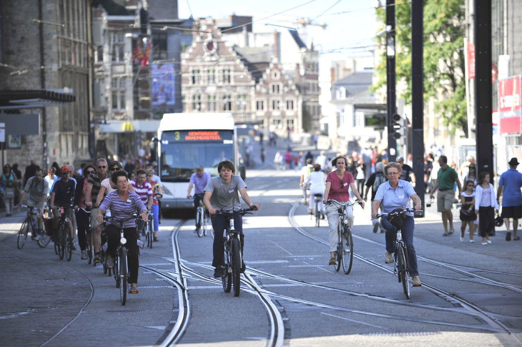 Piétons, cyclistes, bus et tramway dans une des rues de Gand. © Copyright Stad Gent - photographe : Patrick Henry.