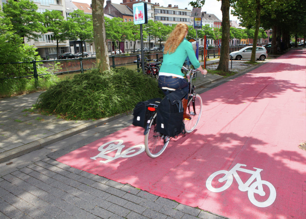 Une « rue à vivre » (Leeftstraat, en néerlandais) à Gand. En France, le terme "vélorue" semble s'être imposé. © Layla Aerts