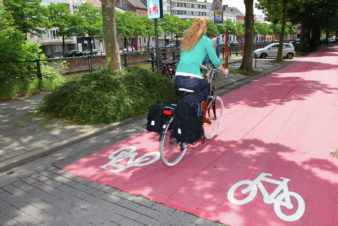 Une « rue à vivre » (Leeftstraat, en néerlandais) à Gand. En France, le terme "vélorue" semble s'être imposé. © Layla Aerts