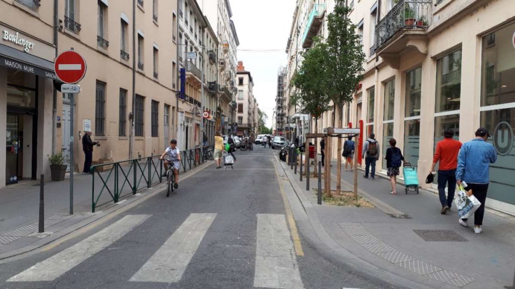 File d'attente de piétons dans une rue pendant le confinement. Source : Cerema, 2020.