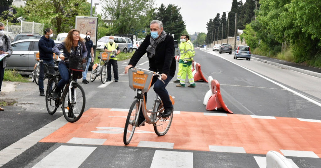 Le maire de Montpellier inaugure la première piste cyclable temporaire de France, avril 2020.