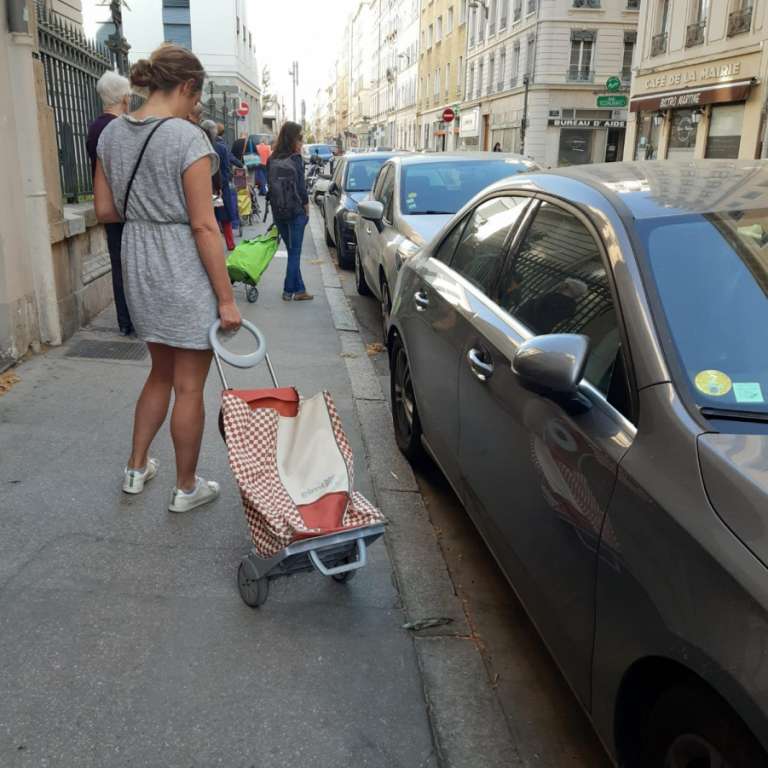 File d'attente de piétons dans une rue pendant le confinement. Source : Cerema, 2020.