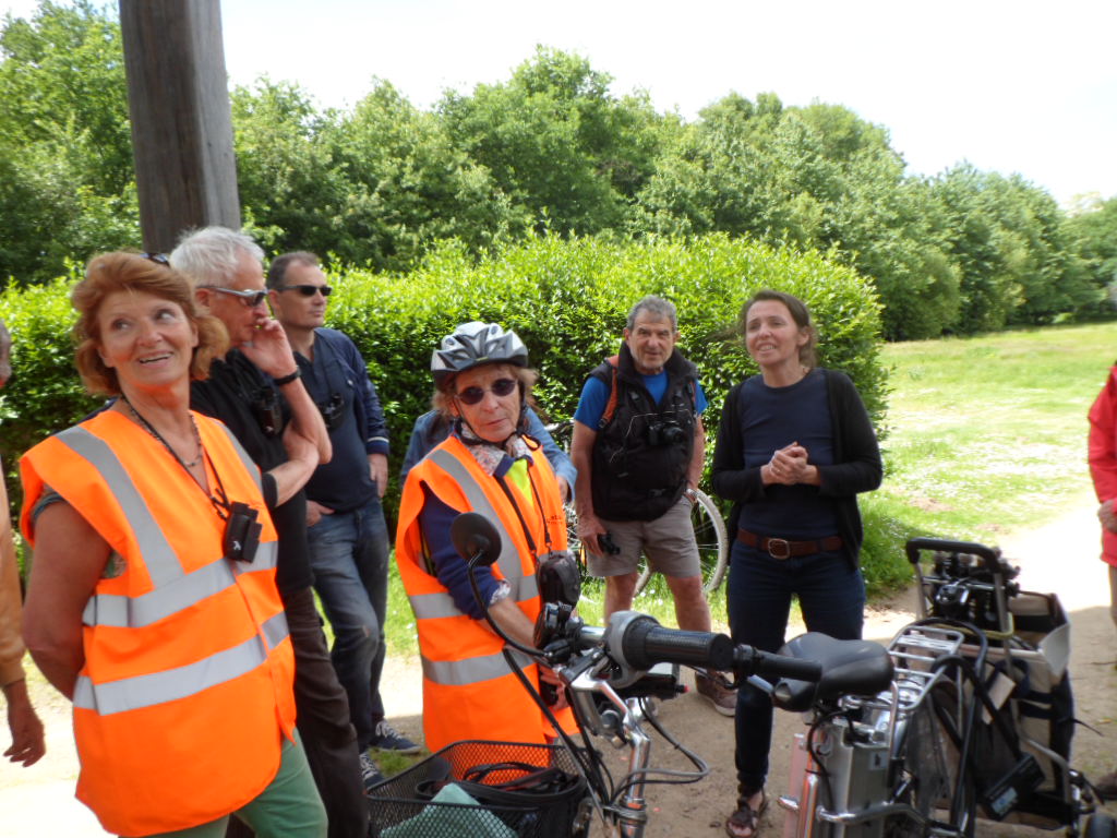 Armelle Gallot-Lavallée (à gauche) à l'occasion d'une balade à vélo du Collectif Cycliste 37 sur l'île de la Métairie le 2 juin 2013.