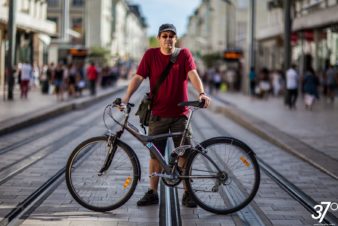 David Sellin et son vélo, rue Nationale, à Tours. @Photo 37 ° le mag, 2018.