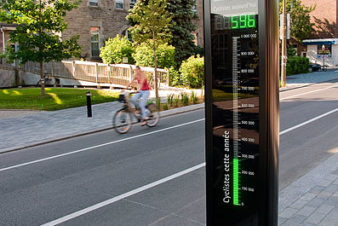 Totem associé à un compteur vélos, Laurier, à Montréal, Canada.