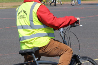 Fabien Frugier, éducateur mobilité à vélo et chargé de développement du Collectif Cycliste 37, lors d'un cours de vélo-école pour adultes, 2019.