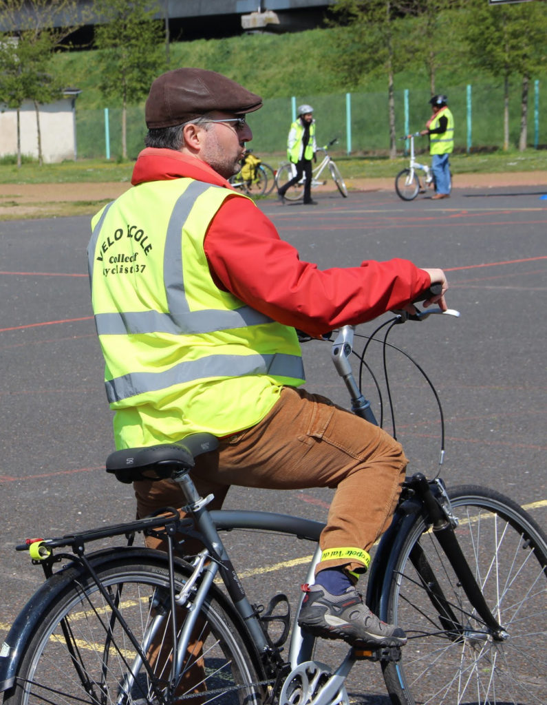 Fabien Frugier, éducateur mobilité à vélo et chargé de développement du Collectif Cycliste 37, lors d'un cours de vélo-école pour adultes, 2019.
