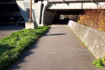 Compteur vélo sur l'itinéraire Loire à vélo et vue sur le pont de l'autoroute A10 à Saint-Pierre-des-Corps.