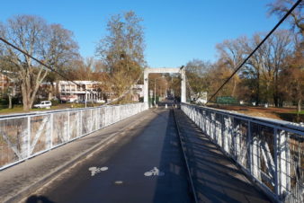 Au-dessus de la Loire, à Tours, le pont suspendu de Saint-Symphorien, appelé couramment "pont de fil" par les Tourangeaux.