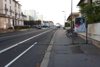 Compteur par tubes pneumatiques sur la nouvelle piste cyclable bidirectionnelle devant la bibliothèque municipale centrale à Tours, 2020.