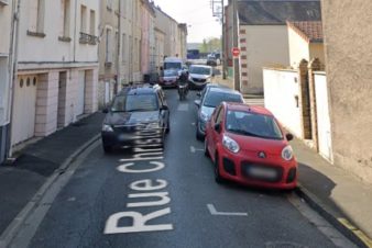 Rappel: le CC37 est défavorable au stationnement en chicane comme système réducteur de vitesse. Ici, rue Christophe Colomb, Tours, quartier Beaujardin.