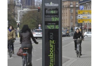 Totem associé à un compteur vélos, parc de l’Étoile, à Strasbourg. @Photo DNA – Marc ROLLMANN, 2013.