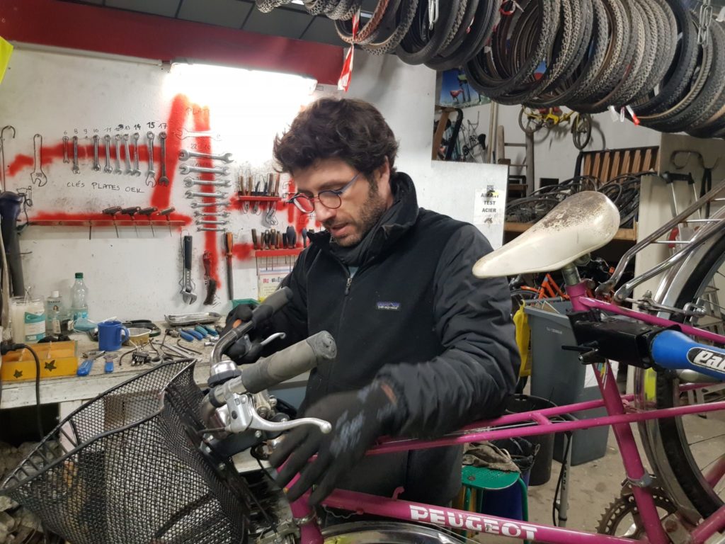 Pierre Boscredon, mécanicien cycles au sein du Collectif Cycliste 37