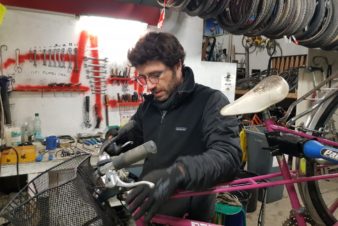 Pierre Boscredon, mécanicien cycles au sein du Collectif Cycliste 37