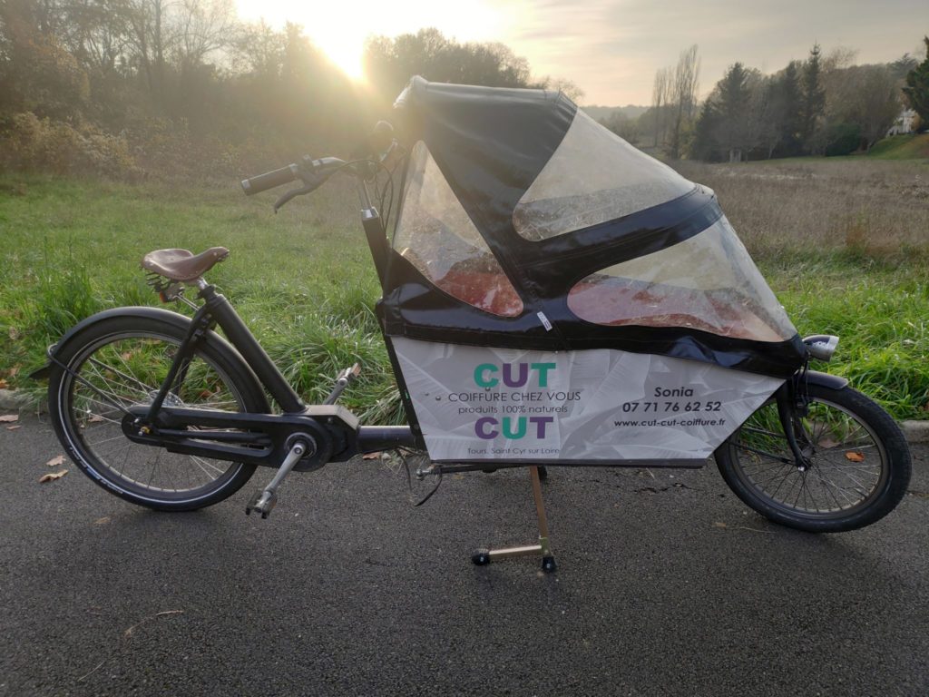 Le vélo-cargo "Cut cut" de Sonia, la coiffeuse qui se déplace à domicile à vélo.