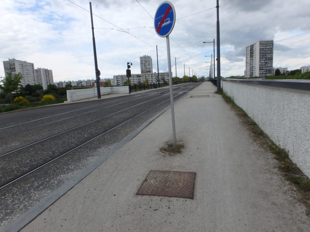 Tours, Deux-Lions : voie verte réalisée en falun. Très rapidement, les plaques d'accès aux réseaux apparaissent... un danger pour les cyclistes @Collectif Cycliste 37