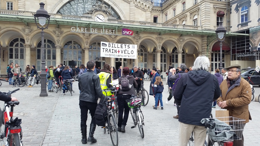 Action du 2 mars 2019 à la gare de l’Est : vente de billets pour embarquer les vélos non démontés dans les trains. Source : CycloTransEurope, 2021.