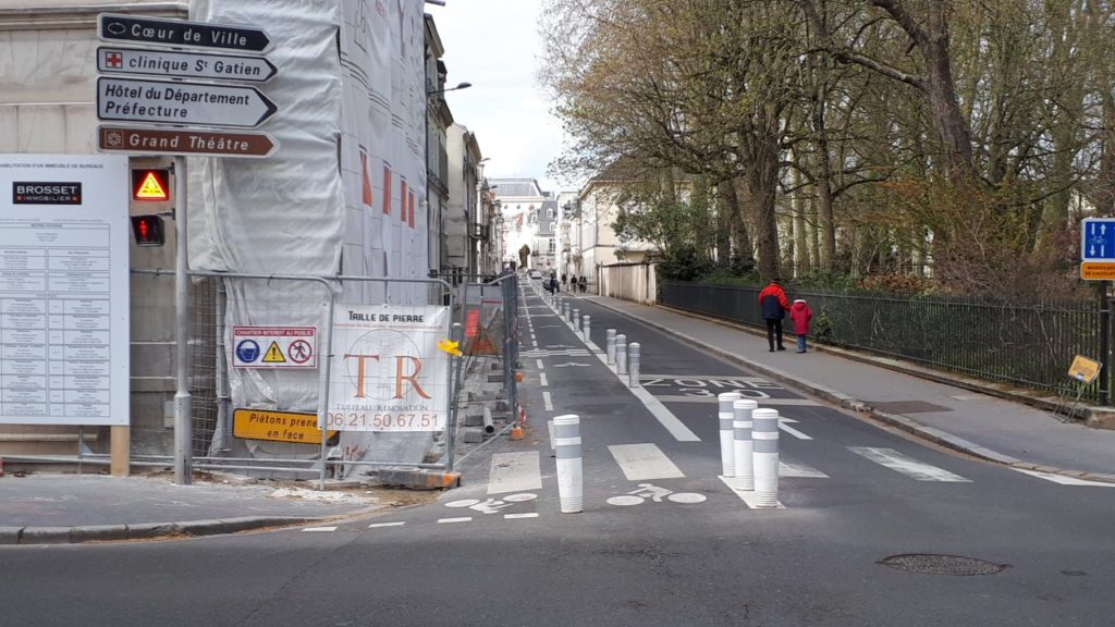 La nouvelle piste cyclable de la rue Buffon entravée par des travaux (CC37 - mars 2021)