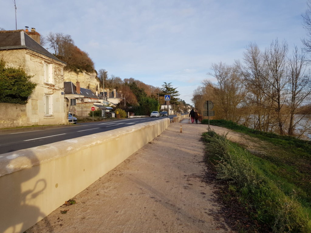 La voie verte à Rochecorbon se situe en surplomb de la Loire, sur un linéaire de 1365ml, le long de la Rd952, en rive droite entre les lieux dits St Roch et Les Pâtis. Les aménageurs ont fait le choix du stabilisé. @CC37, 2020.