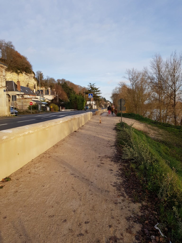 La voie verte à Rochecorbon se situe en surplomb de la Loire, sur un linéaire de 1365ml, le long de la Rd952, en rive droite entre les lieux dits St Roch et Les Pâtis. Les aménageurs ont fait le choix du stabilisé. @CC37, 2020.