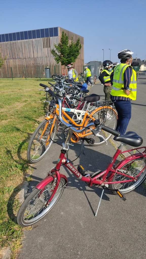 Échauffement pour le cours de vélo-école. @CC37, 2021.