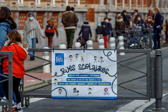 L’entrée d’une rue scolaire mise en place à Lille. Guilhem Fouques/DICOM-Ville de Lille, CC BY-NC