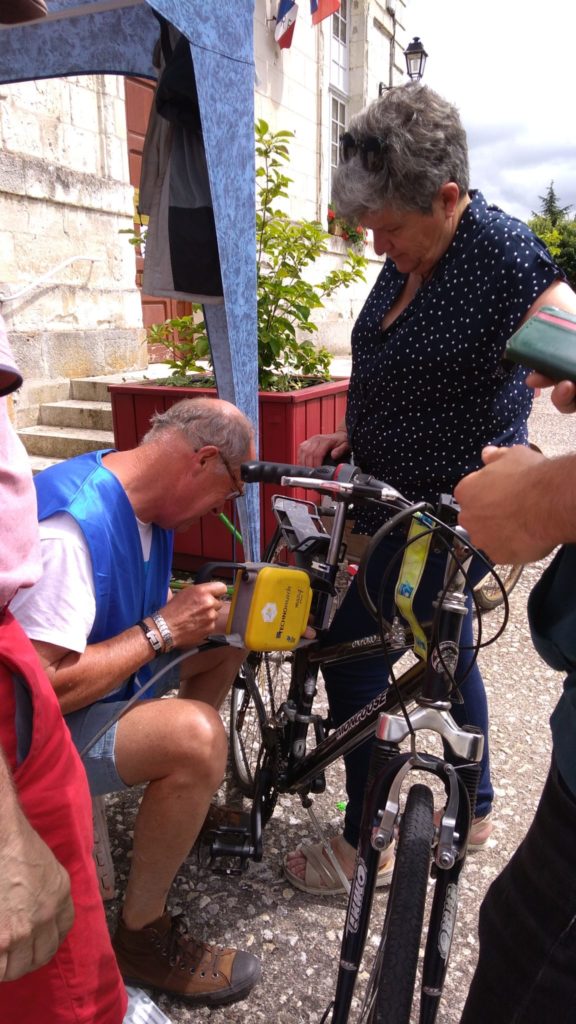 Bruno, bénévole à l’œuvre en train de marquer un des vélos de Madame SOphie Métadier le samedi 3 juillet 2021 à Beaulieu-lès-Loches, à l'occasion de l'animation « Je protège mon vélo » proposée par l’Antenne Loches Sud Touraine du Collectif Cycliste 37, en partenariat avec la commune de Beaulieu-lès-Loches.