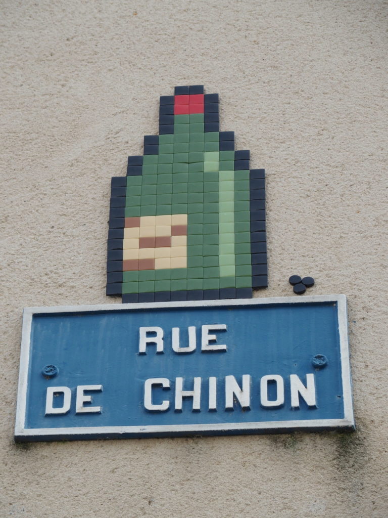 Plaque d'une rue de Tours illustrée par le mosaïste MifaMosa. @Photo : CC37.