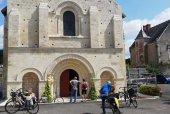 Arrêt devant l’église de La Celle-Guenand pour admirer la belle façade romane de l’église Notre-Dame. @Photo : CC37.