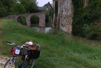 Sur les rives du Brignon, Paulmy avec le superbe château du Châtelier (forteresse féodale du 12ème siècle entouré de douves en très bon état), le majestueux chêne tauzin, et à la sortie du village le dolmen de la Pierre Chaude. @Photo : CC37