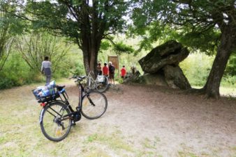 A la sortie du village de Paulmy, le dolmen de la Pierre Chaude. @Photo : CC37