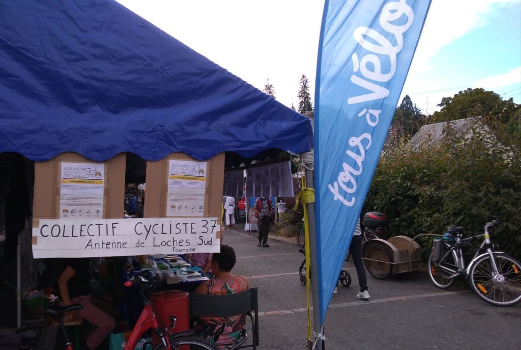 Un vélo avec remorque, une banderole bricolée et deux gros panneaux Baromètre des Villes Cyclables… Voilà de quoi attirer le regard ! Stand de l'antenne Loches Sud Touraine. Loches, samedi 4 septembre 2021, Forum des associations.