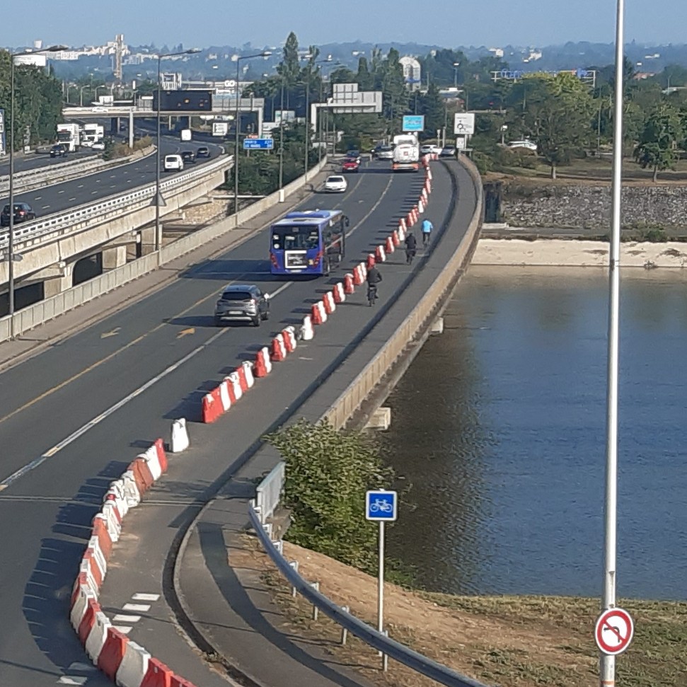 Le pont d’Arcole, entre Tours et Saint-Avertin, au-dessus du Cher.