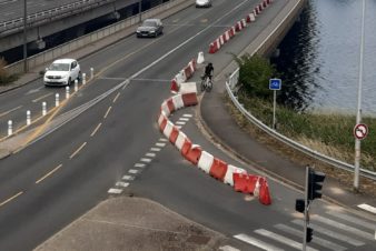 Vue du pont d’Arcole, entre Tours et Saint-Avertin, au-dessus du Cher et son aménagement cyclable transitoire... parfois inutilisable !