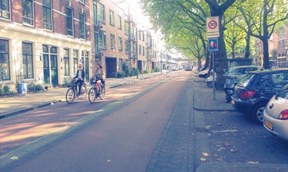 Exemple néerlandais de vélorue à double-sens pour les véhicules motorisés. @CEREMA, 2021.