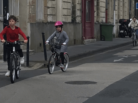Enfants empruntant la vélorue Dandicolle à Bordeaux. @CEREMA, 2021.