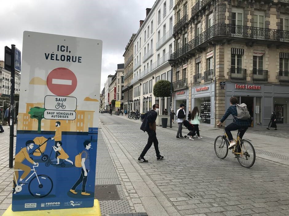 Exemple de communication mise en place pour encadrer la mise en place d’une vélorue à Rennes : elle précise le fonctionnement de la vélorue réservée uniquement aux véhicules motorisés autorisés et aux vélos, à double-sens pour ceux-ci (source : Sébastien Marrec)