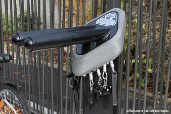 Une station de réparation vélo dans un parc à vélo sécurisé à La Riche