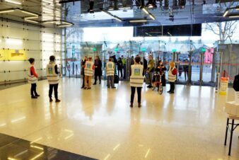 Accueil des congressistes par les bénévoles du CC37 lors du 22ème congrès de la FUB à Tours le 12 février 2022. © Photo Collectif Cycliste 37