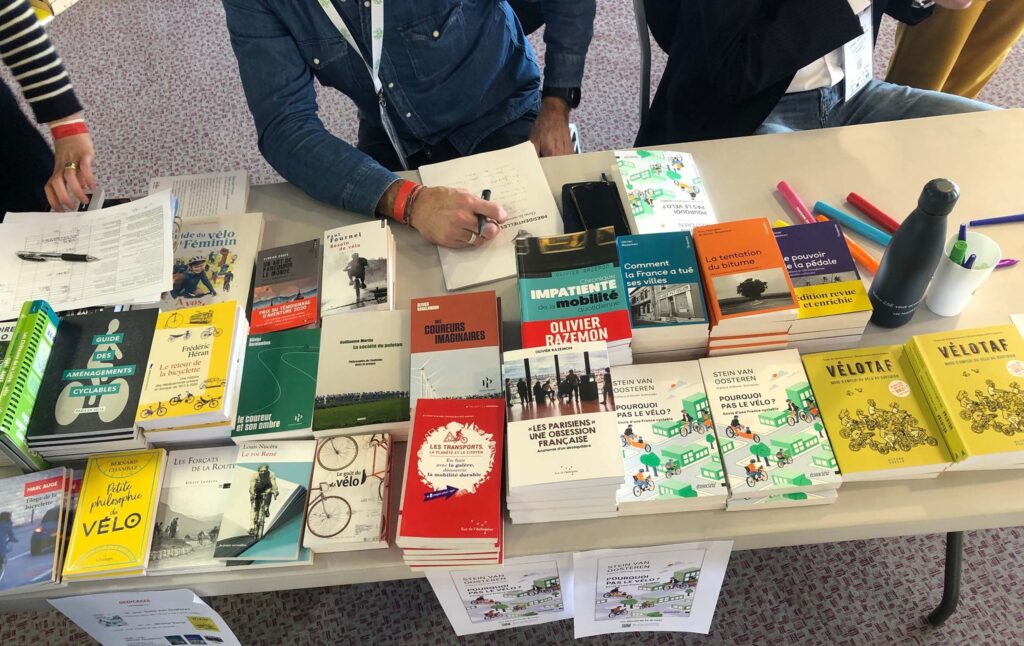 Stand de la librairie Le Livre lors du congrès FUB 2022 à Tours.