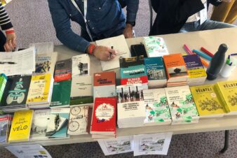 Stand de la librairie Le Livre lors du congrès FUB 2022 à Tours.