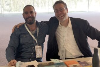 Jérôme Sorrel et Stein van Oosteren sur le stand de la librairie Le Livre lors du congrès FUB 2022 à Tours.