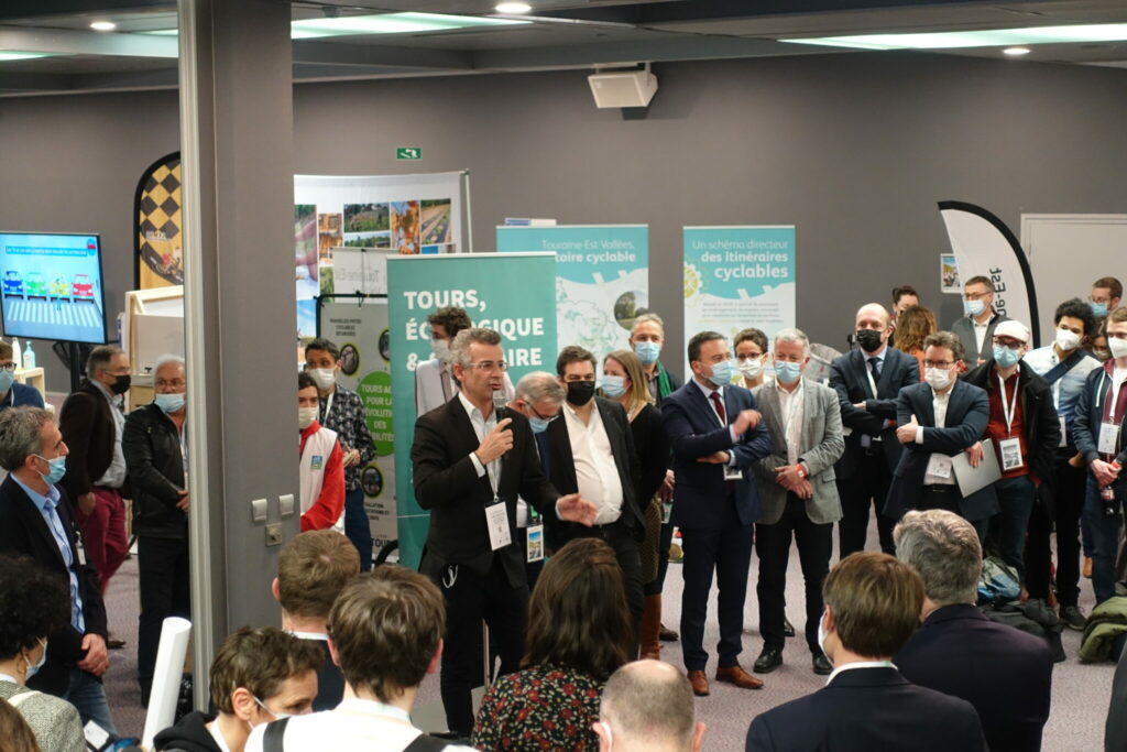 Discours des personnalités pour l'ouverture du congrès de la FUB à Tours, 11 février 2022, centre de congrès Le Vinci. Emmanuel Denis, maire de Tours au micro. © Photo Collectif Cycliste 37