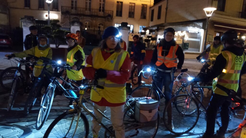 05/11/21 – Balade éclairée à vélo dans les rues de Loches et Beaulieu le 5 novembre 2021, dans le cadre de la campagne « Cyclistes, brillez ! » de la FUB.