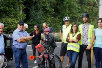 L’antenne Val d’Amboise du Collectif cycliste 37 poursuit son recensement des aménagements existants ou à prévoir. Ici, sur la commune de Pocé-sur-Cisse, en présence d'élus et de membre s de l'antenne du CC37. © Photo NR