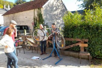 Découverte de la mécanique vélo avec l'antenne du Val d'Amboise du CC37, le 16 octobre 2021, à Saint-Ouen-les-Vignes. @ Photo : commune de Saint-Ouen-les-Vignes